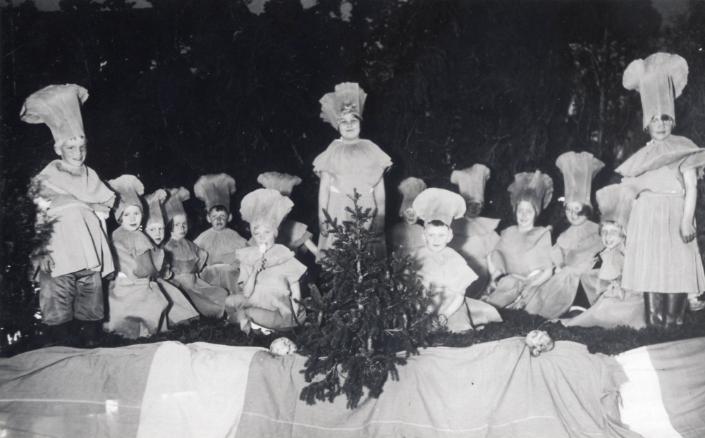 Skolteater i Markims församlingshus.  Barnen spelar "Kullens runda mage"  sammanställd av lärarna Wilhelm Kant och Vera Eliasson samt  Berta Uddin, kyrkoherde Johannes Uddins hustru.  Skolteaterföreställningarna gick av stapeln på Valborgsmässoafton för att samla in pengar till en skolresa.  Under krigsåren förekom insamlingar till krigförande länders barn. Bilden föreställer deltagande barn från Orkesta.   Fr v på scenen Bert Lindström, Gerd Forsberg, Folke Thunberg, Anna-Greta Lundkvist, Arne Lundkvist, Ulla Andersson, okänd, Britta Hedlund, Karl-Erik Jansson, Ing-Britt Jansson, Nils-Åke Andersson, Ulla-Britt Forsberg, Rose-Marie Bäckman, Gurli Larsson och Ulla Torselius