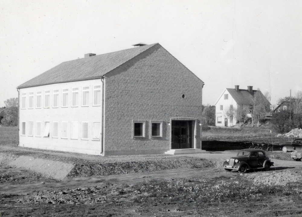 Vallentuna kommunalhus tillkom i samband med utbyggnaden av stationssamhället - i först hand Prästgårdsgärdet. Arkitekt var Curt Laudon. Bilden visar första byggnadsetappen som blev färdig 1950. Huset togs i bruk den 10 augusti 1950. Byggnadskostnaderna var 197.000 kr.