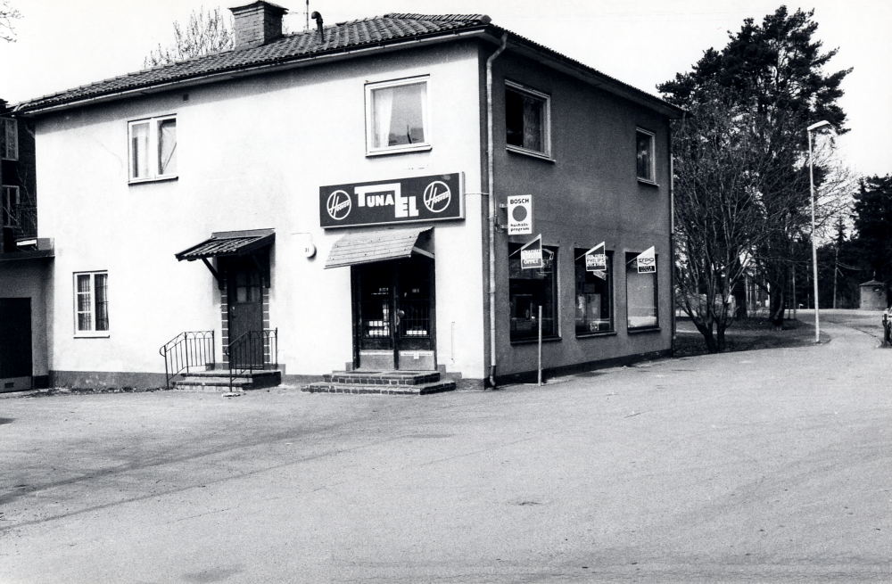 Tuna el  på  Mörbyvägen  innehas av  Kent Leimer  och säljer elektriska tillbehör och hushållsmaskiner samt reparerar bl a radio- och TV-apparater. Här låg tidigare  Nordströms speceriaffär