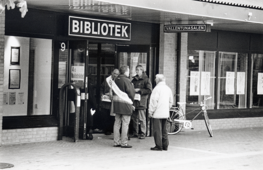Valsedelsutdelare utanför Vallentuna bibliotek.  Röstningen sker i  Vallentunasalen