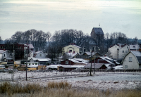 Utsikt från Åby gärde mot Åby gata, brädgården och Vallentuna kyrka.
Bildserie: Vallentuna på 1960-talet.