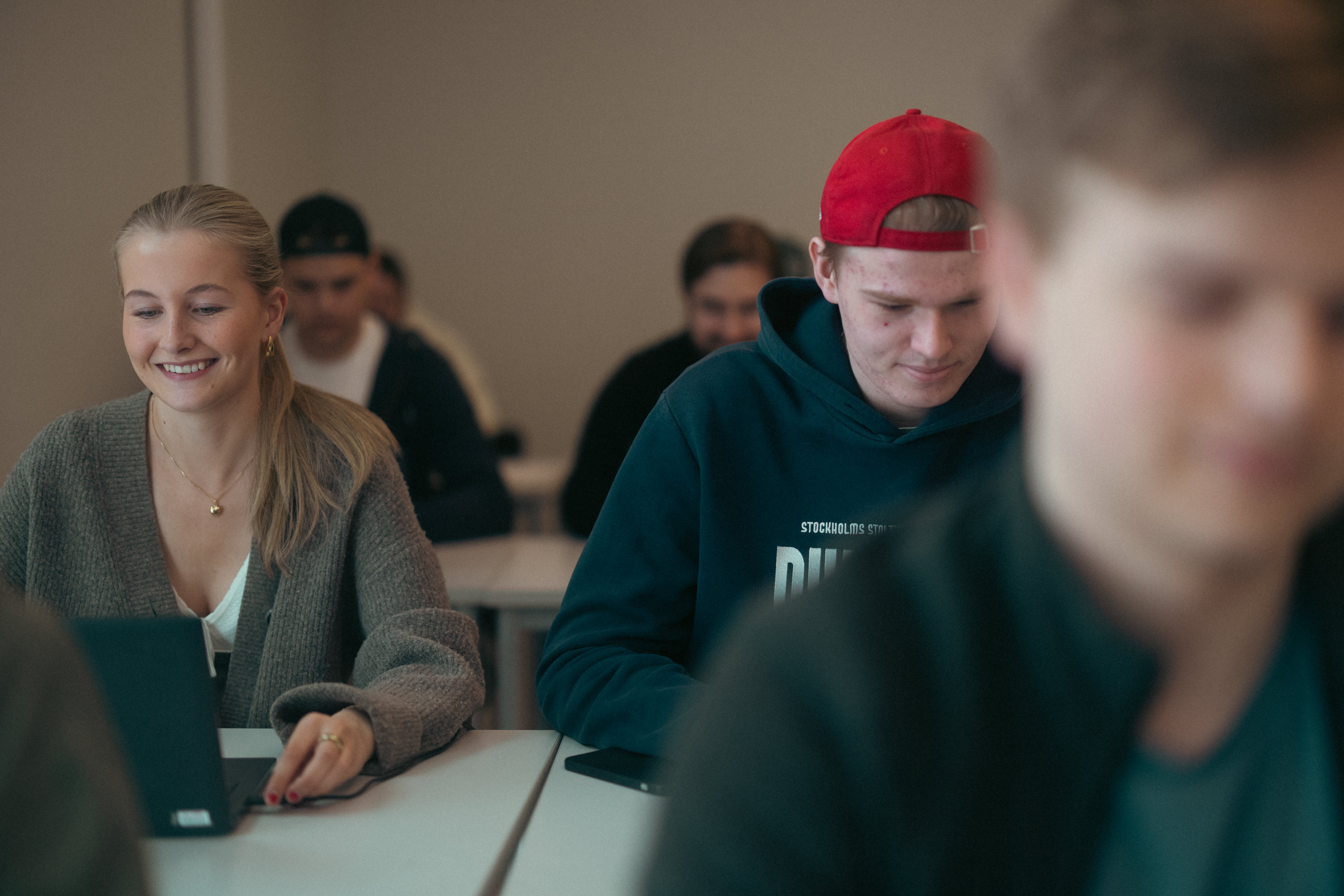 Sitter framför sina bärbara datorer och gör skolarbete.