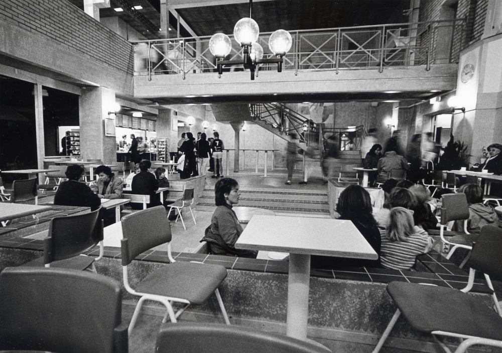 Vallentuna gymnasium invigs 1 oktober 1986. I gymnasiets lokaler låg tidigare Vallentunas största industri Tellus Maskin, som tillverkade rullbanor och transportband. Här syns Café Traversen