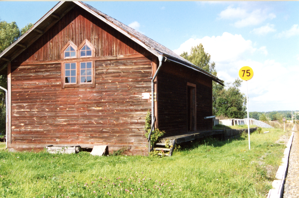 Godsmagasinet vid Frösunda järnvägsstation före renoveringen 1999.

Stationsmiljön i Frösunda, med stationshuset, Stinsens tvättstuga och godsmagasinet, är ett mycket väl bevarat exempel på hur det såg ut här förr. Det stora godsmagasinet invid rälsen användes av järnvägsbolaget för att förvara styckegods som sedan skulle fraktas vidare med tåg. 

Godsmagasinet finns redovisat på en järnvägskarta från mitten av 1880-talet och är alltså jämnårigt med Roslagsbanan. Byggnaden är unik då Länsstyrelsen inte känner till något motsvarande godsmagasin från denna tid i Stockholms län. I slutet av 1990-talet tog Frösunda hembygdsförenings beslut om ett bevarande av magasinet. Föreningen ansökte om pengar för det falsade plåttaket, vilket beviljades hos Länsstyrelsen. Takarbetet och målning av byggnaden utfördes ideellt av människor i bygden. Fasadens färgsättning återskapandes med utgångspunkt från gamla färglager som skrapades fram närmast träet.