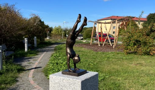 Skulptur i brons vid ett utegym