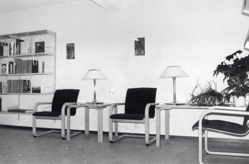 Interiör från Karby bibliotek med nya stolar vid tidskriftshörnan. Biblioteket renoverades sommaren 1987