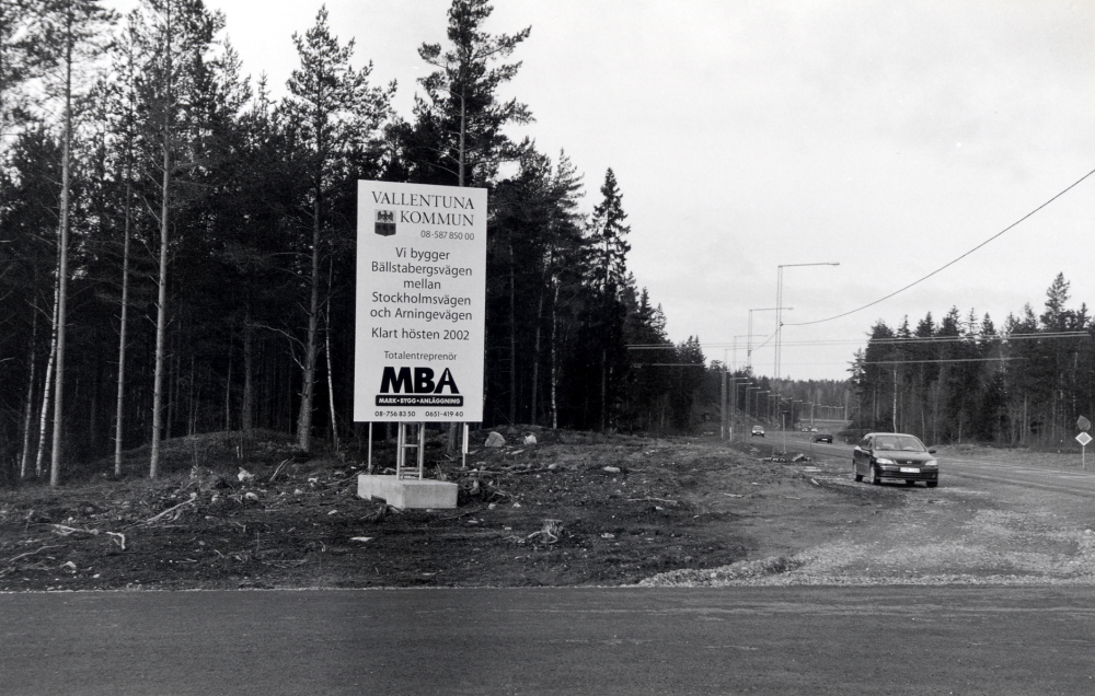 Bällstabergsvägen byggs på uppdrag av Vallentuna kommun av företaget MBA, Mark-Bygg-Anläggning. I augusti tillåts bilarna använda den nya vägen, invigning i september 2002.