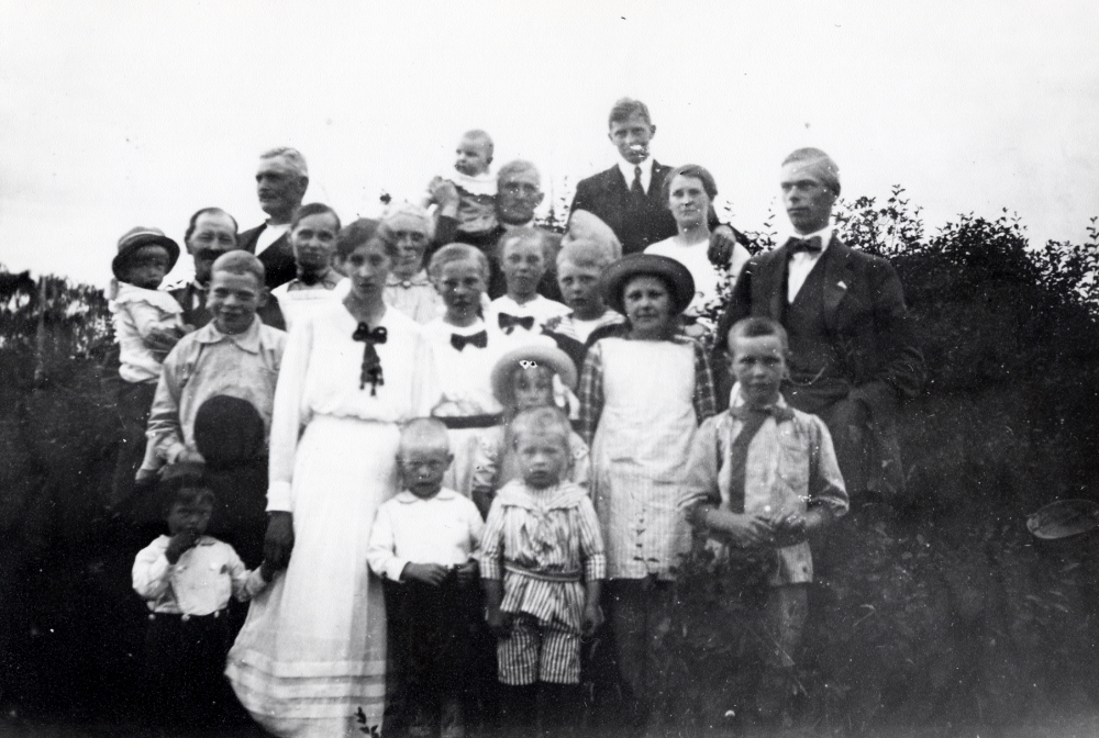 Familjefest eller samling vid Åttesta gård. I främre raden fr v Harry Norberg vid moderns hand, Linnea Norberg, Lennart Norberg, Gunnar Laurell, Naemi Karlsson och Erik Gustavsson. Rad 2 fr v Gösta Mattson, Julia Gustavsson, Hildur Laurell, systrarna Lisa Gustavsson och Maria Gustavsson, Aide Karlsson, Christian Laurell och Georg Norberg. Rad 3 fr v Inga Norberg (gift Ponsell) på morfar Albert Petterssons arm, Helmer Gustavsson, Algot Laurell med Gunvor Laurell på armen samt Edvard Regny med fästmön Elsa
