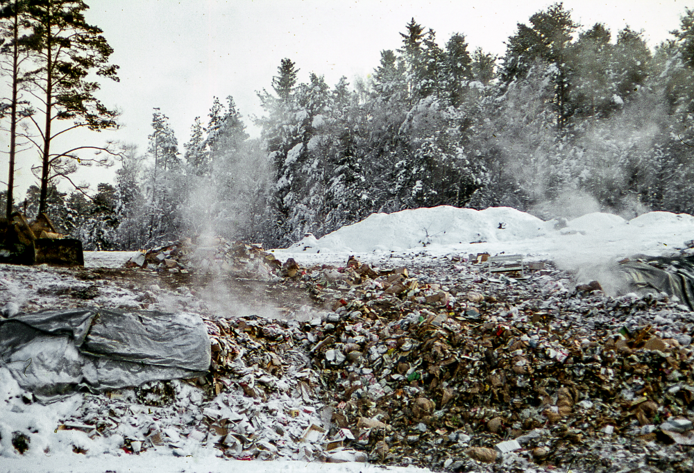 Sopor på Ekebytippen som hade infart från Ekebyvägen.
Bildserie: Vallentuna på 1960-talet.