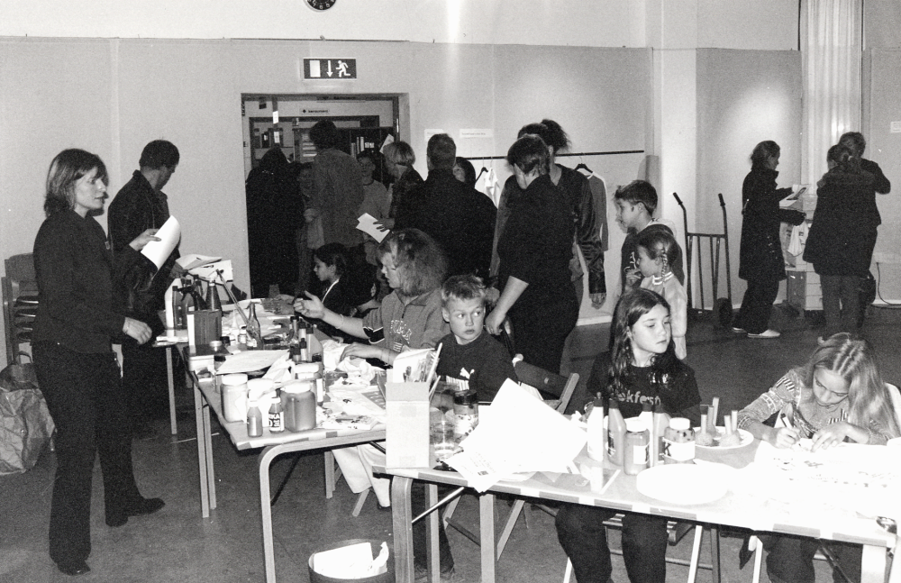 Bokfest 2003 med tema Berätta berätta - i toner, gester och ord! i samarbete med Vallentuna biblioteks vänner.  I Vallentunasalen pågår T-shirtsverkstad under ledning av Anna-Karin Wikman.  Vid bordet t h nr 2 fr v sitter Eira Järveroth