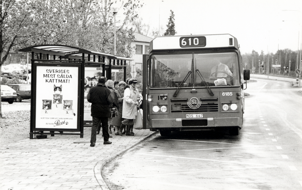 Buss 610 vid Vallentuna centrum.  Bussens trafikerar sträckan Rosengården – Danderyds sjukhus