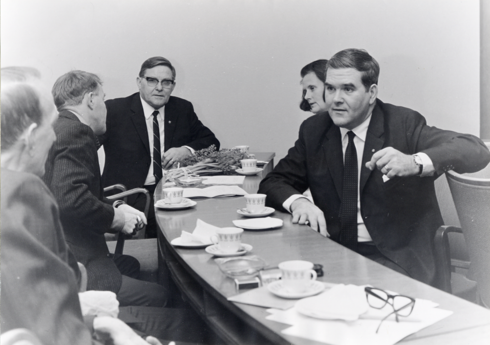 Kaffepaus under kommunfullmäktiges sammanträde i sessionssalen i kommunalhuset. Fr v Charles Pettersson? Uno Arfvidsson?? Bertil Tillborg, Eva Lips och Erik Lindahl.