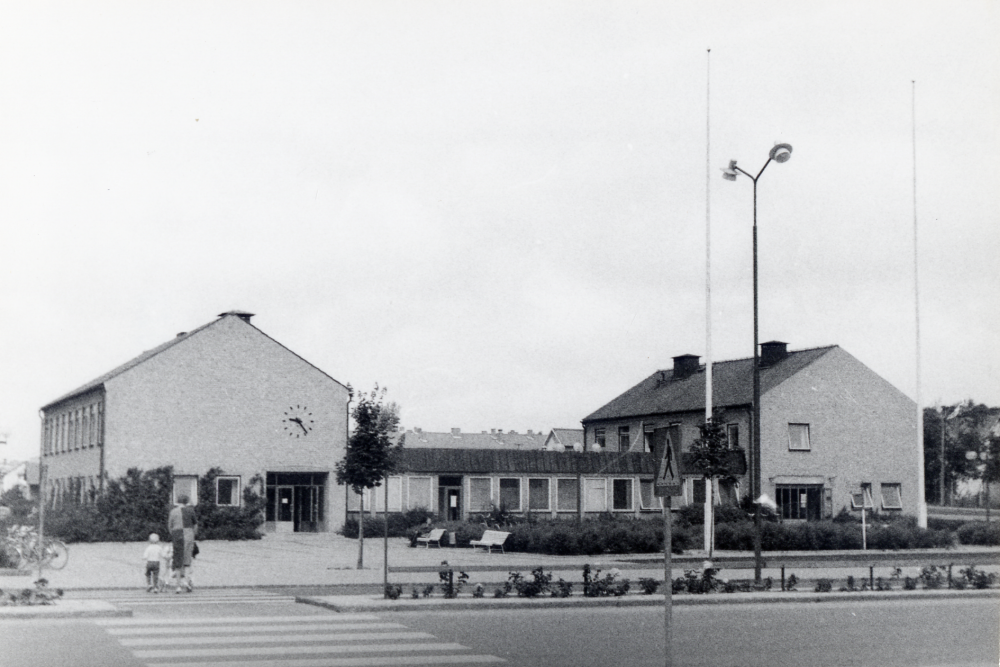 Vallentuna kommunalhus med en tillbyggnad av en flygel med mellandel vilket skedde 1954-1955.  Inflyttning januari till februari 1955.  Anlägggningskostnader inklusive tomt 491.000 kr.  Biblioteket hade sina i södra flygelsn källardel 1951-1955. 1955 flyttade biblioteket till gatuplanet i mellandelen