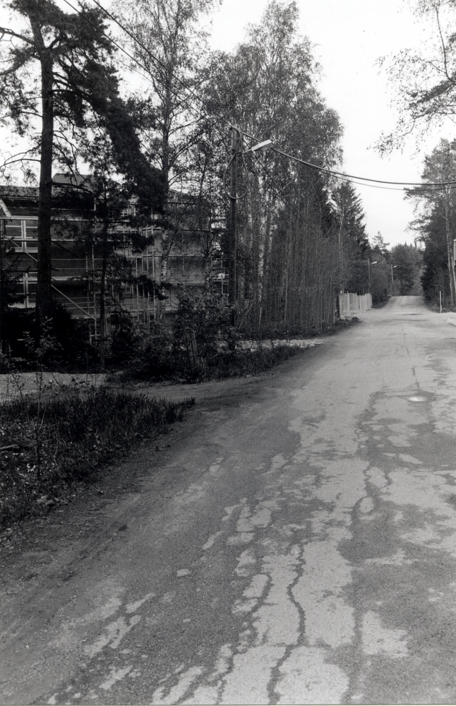 Bebyggelsen växer fram vid Bällstalundsvägen.  Det nya bostadsområdet får adress Fritzbergsvägen.  Byggherre är Skanska.  Fritzberg låg på Bällstalundsvägens östra sida och var tidigare rättarbostad till Bällsta, vandaliserad och riven på 1990-talet.