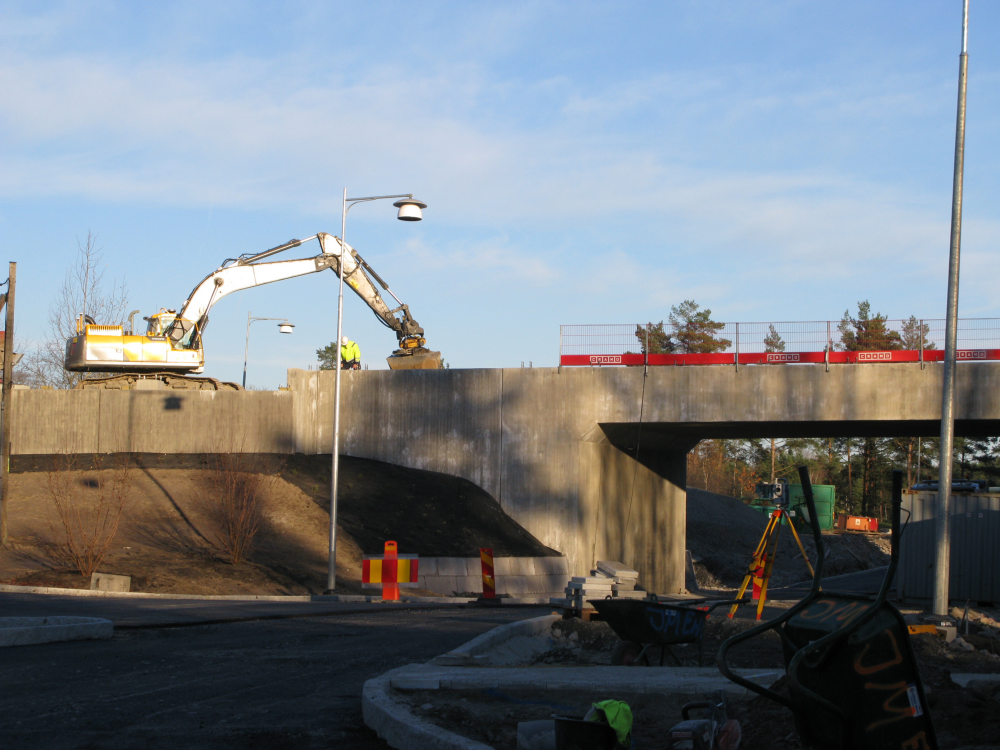 I samband med att Roslagsbanan förses med dubbelspår mellan Kragstalund och Vallentuna ersätts den gamla järnvägsbron över Gamla Karlbergsvägen med en ny, bredare, bro.