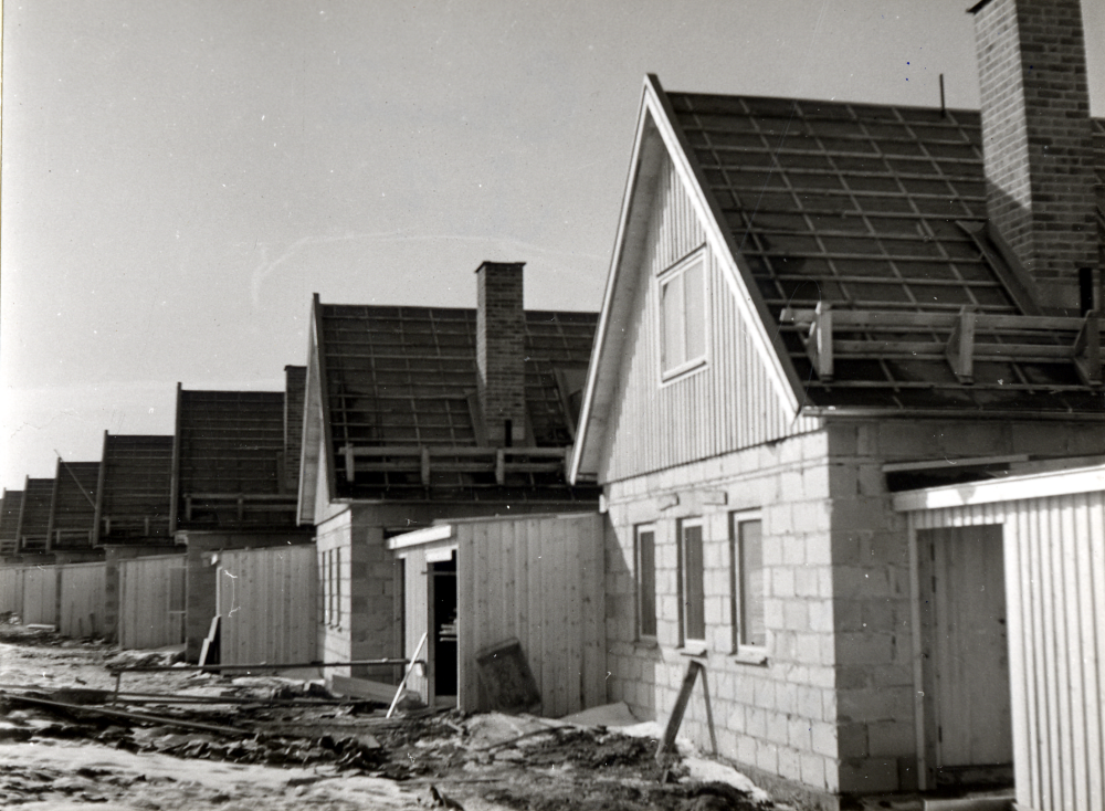 Kedjehus i 1 1/2 plan vid  Björkhagsvägen  i  Ormsta  uppförda 1957 av  Karl Johanssons byggnads AB  Uppsala