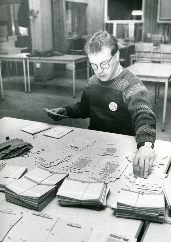 Val 1988. Valsedlarna sorteras och räknas.