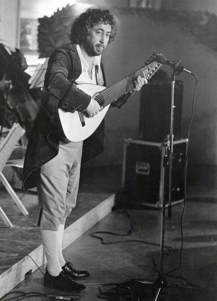 På Bellmans tid.  Program och utställningar med musik, sång, dans, utställningar och program i Tärningen, arrangerade av föreningar i Vallentuna i samarbete med Kulturnämnden, pågick i oktober 1985. Idé och utformning: Eva Rahmqvist. Här framträder Peter Pelz, trubaduren  från Sjöberg i Össeby-Garn, som Bellman och musicerar tillsammans med Fredmans kapell, d v s tillsammans med sina vänner Mowitz, Mollberg och fader Berg, alla i tidstypiska dräkter.  Föreställningen ägde rum i Vallentunasalen