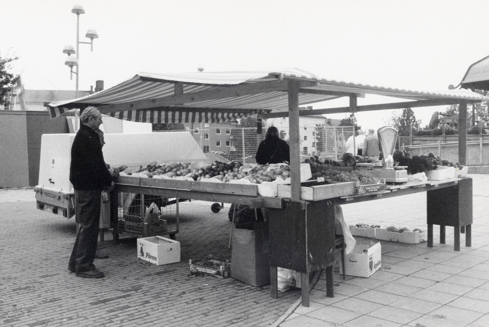 Torghandel på Tuna torg. Christina Nyberg från Grana gård säljer frukt och grönsaker från egen odling från ett stånd på torget