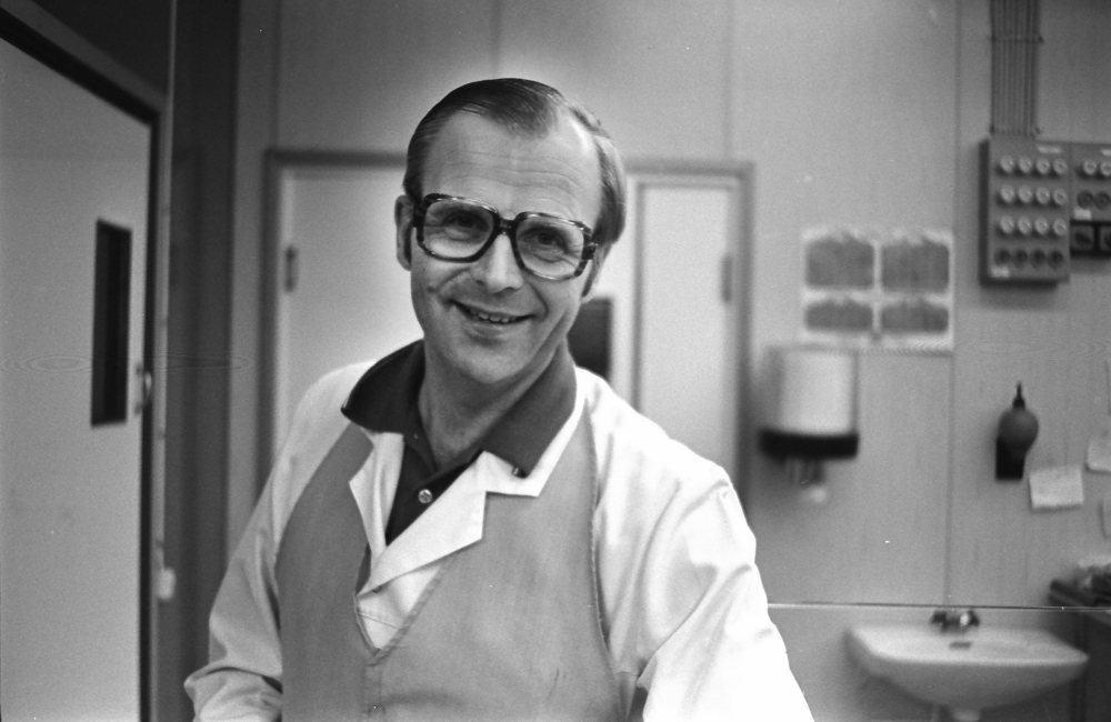 Handlaren vid Ica Rickeby 1976, namn?Den 22 februari 1973 blev "Sivertssons livs" "Ica Rickeby". Ica Rickeby låg på Skolvägen 1, nedanför Karlbergsvägen. Ica-butiken lades ner i slutet av oktober 2017. 
•Fotografiet ingår i bildserien ”Vardagsliv i Vallentuna kommun” av Rachael Gough-Azmier & Gunilla Blomé, Haga Studios HB.
