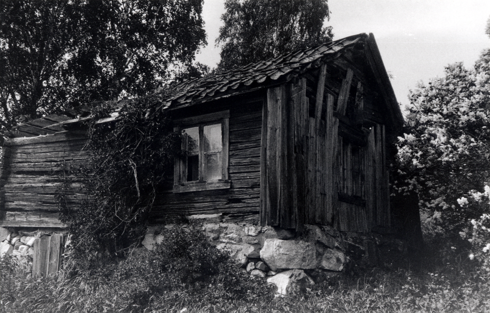 Härads Ekeby i förfall, Frösunda, en gång dagsverkstorp under Lindholmen.  Idag finns inga rester kvar av vad som för länge sedan varit en stor gård