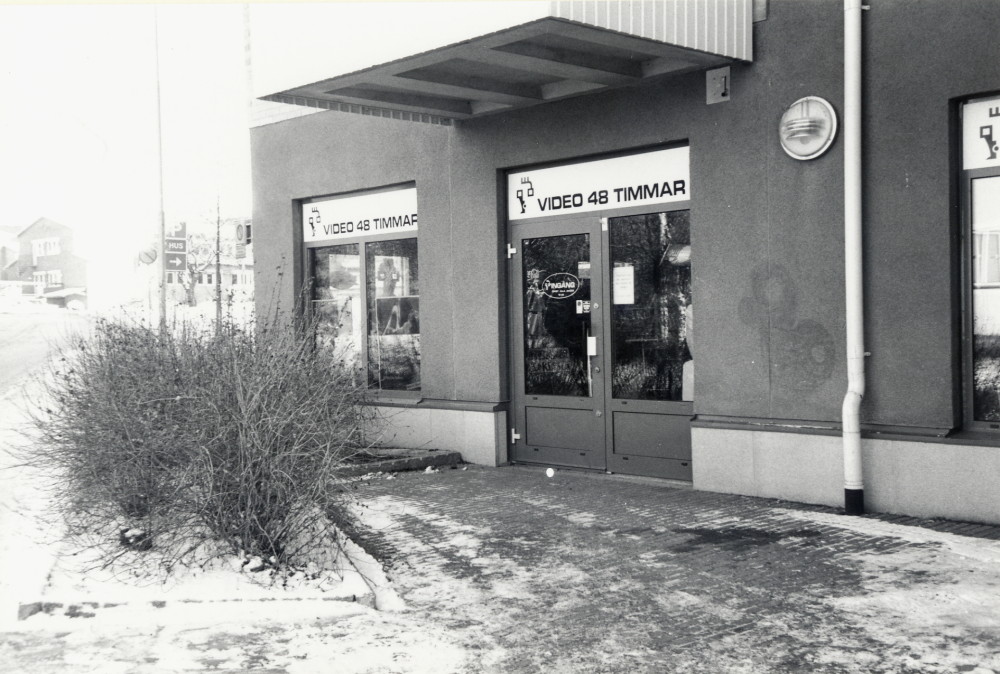 Video 48 timmar, hyrvideobutik i Alléhuset i hörnet  av Allévägen och Mörbyvägen