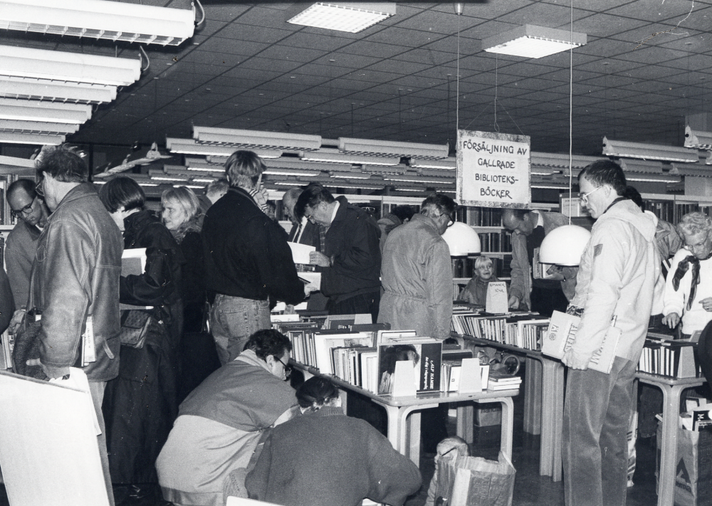 Försäljning av gallrade biblioteksböcker på Bokfesten i Vallentuna bibliotek