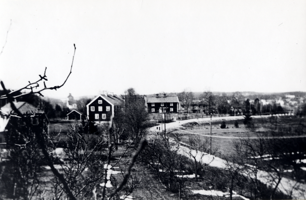 Vy mot Vallentuna från  Kristineborg   Palmblads affär  Husen fr v  Lengquists villa   Nya ålderdomshemmet  byggt 1928 och  Gamla ålderdomshemmet  byggt 1854-56.  Mellan byggnaderna skymtar  Vallentuna kyrka