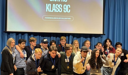Eleverna står på scen och firar att de vunnit grundskoleutmaningen arrangerad av Ung företagsamhet.