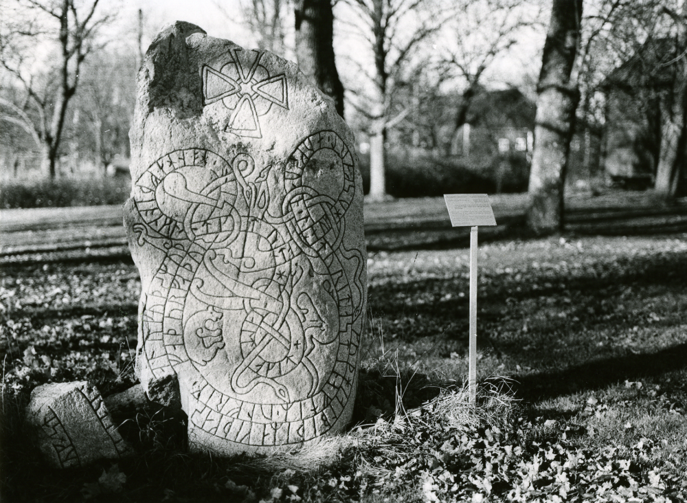 Runsten med beteckningen U241 vid Lingsbergs gård. Stenen restes på gårdsplanen vid Lingsbergs gård 1916 där den står sedan dess. Stenen hittades cirka 20 meter norr om U240.