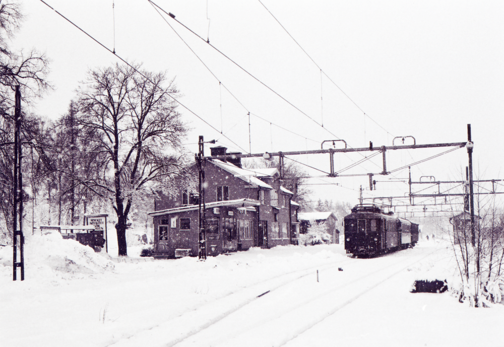 Rimbo järnvägsstation med tåg på väg mot Stockholm.  Tåget bestsår av motorvagn X4p39 och vagnarna Bp 956 och 874.  Trafiken Kårsta-Rimbo lades ned i januari 1981