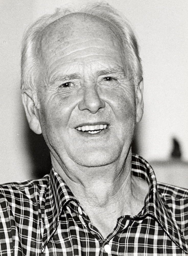 Gustaf Åkerblom  föddes 1918-06-06, på torpet Gustafslund  i Närtuna. 1919 flyttade familjen till Gäddarötorp   Weda  i Vallentuna.  I samband med nästa barns födelse flyttade den 1-årige Gustaf till  Elin Persson  i  Solsta  Frösunda, där han växte upp och bodde kvar till han var 21 år. 1941 började Gustaf vid  Roslagsbanan  där han stannade kvar till sin pensionering 1981.  Gustaf har varit verksam i fackföreningsrörelsen och kommunalpolitiken, bl a som ledamot i kulturnämnden.