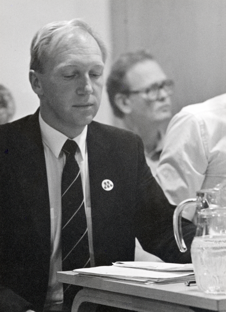 Valvaka i Vallentunasalen.  Elwe Nilsson, moderaterna samt i bakgrunden Tore Hjerpe, folkpartiet