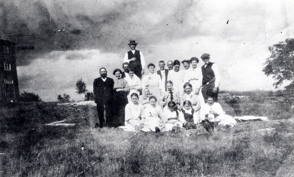 Lindö kvarn i Vallentuna.  En grupp människor är samlade  t h om kvarnen. Alla är okända.  Kvarnen med vingar syns till hälten i bildens vänstra kant.

Uppgift om fotoår saknas, men troligen första delen av 1900-talet.