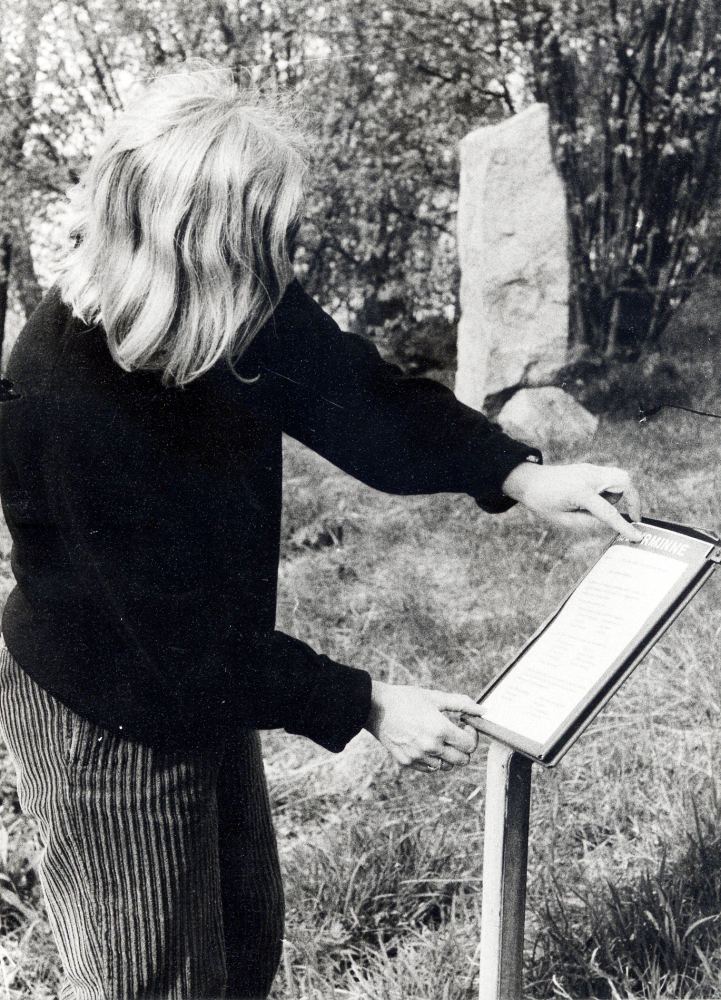 Kulturchef Ingrid Ullman reser runt i västra Vallentuna för att kontrollera skyltningen av fornminnen och runstenar