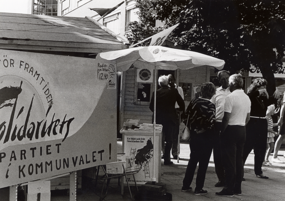 Valinformation på Tuna torg med Solidaritetspartiets husvagn i förgrunden. Fr v med ryggen mot kameran okänd, Staffan Modig fp, okänd med ryggen mot kameran, Elwe Nilsson m och Sture Sivertsson samt  Maj Birgersson m