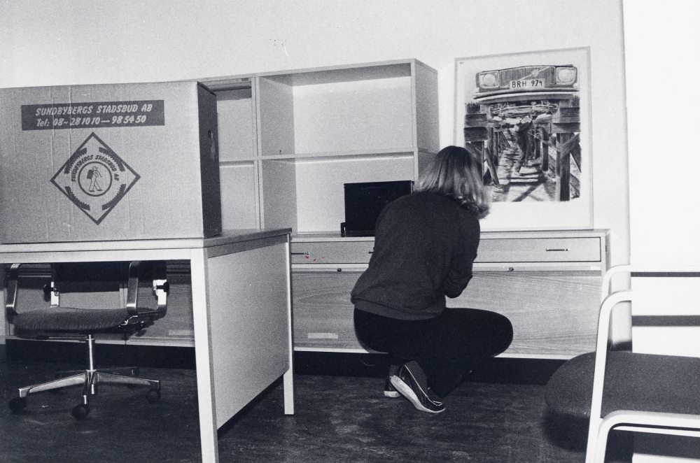 Kulturchef Ingrid Ullman monterar de nya kontorsmöblerna i sitt rum i det nybyggda förvaltningshuset Tärningen, där bibliotekets nya lokaler invigs den 7 oktober