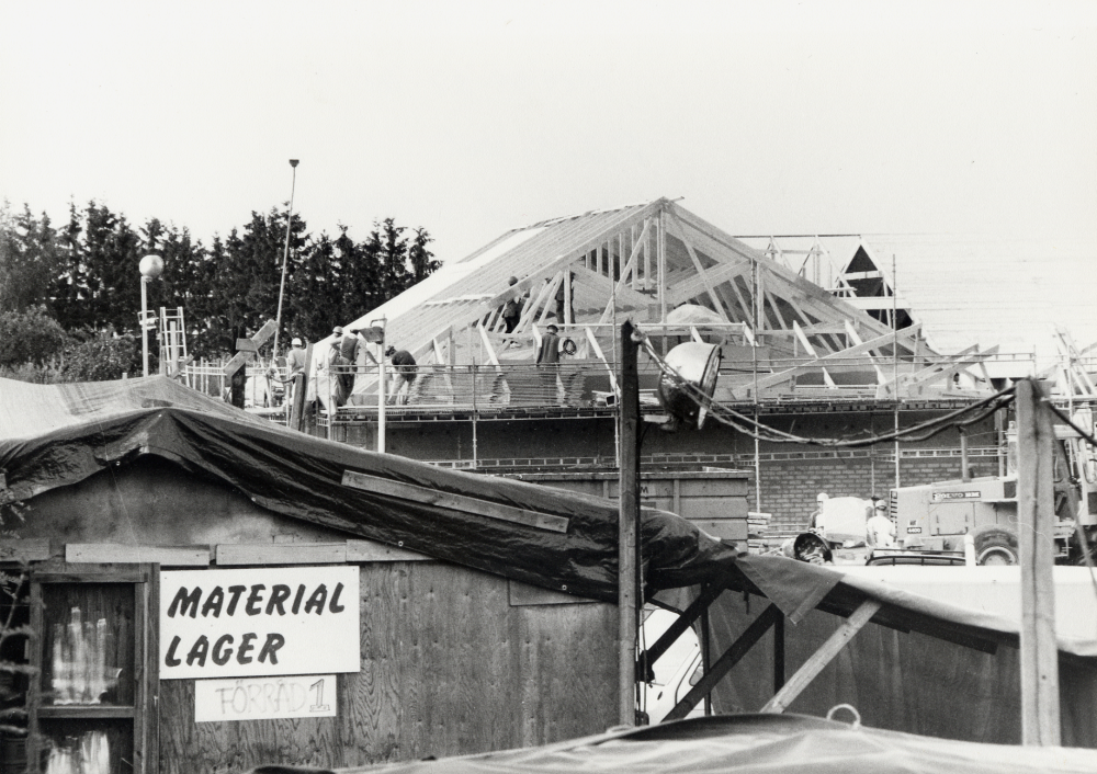 Rikets sal, Jehovas vittnens kyrka, byggs på tre dagar mellan Svedjevägen och Teknikvägen.  Här har taket rests. Bygget är väl organiserat efter många liknande byggprojekt där medlemmar i kyrkan reser runt i Sverige för att bygga nya kyrkor.  Klockan är 17.30