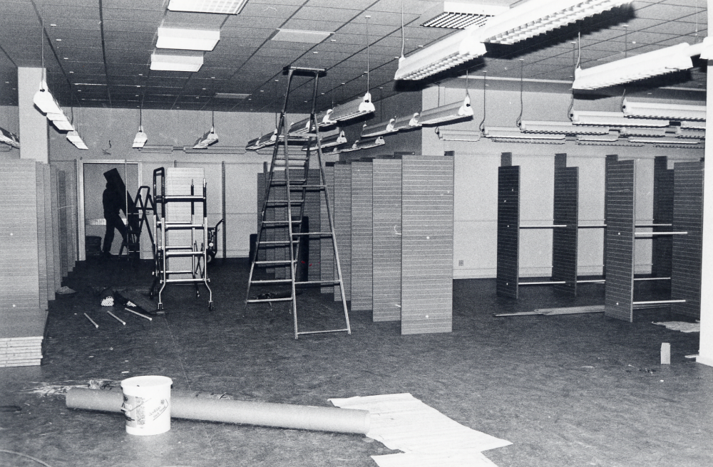 Inredningen börjar komma på plats i Vallentuna biblioteks nya lokaler i Tärningen.  Hyllorna monteras. Mycket arbete återstår innan invigningen den 7 oktober