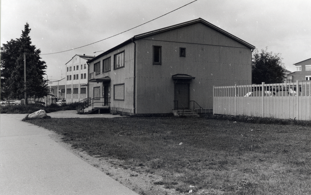 Centrum-Bio i Vallentuna centrum.  Huset byggdes 1938.  Där visade Henry och Inga Tonman film.  1980 tog Stiftelsen Centrumbio över verksamheten och sedan 1988 drivs biografen av IOGT-NTO:s Våra gårdar. Den sista filmen som visades här, den 10 mars 2013, var "Små citroner gula".