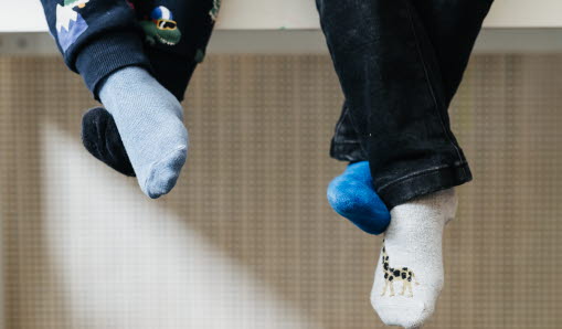 Två par barnfötter med rockade sockor