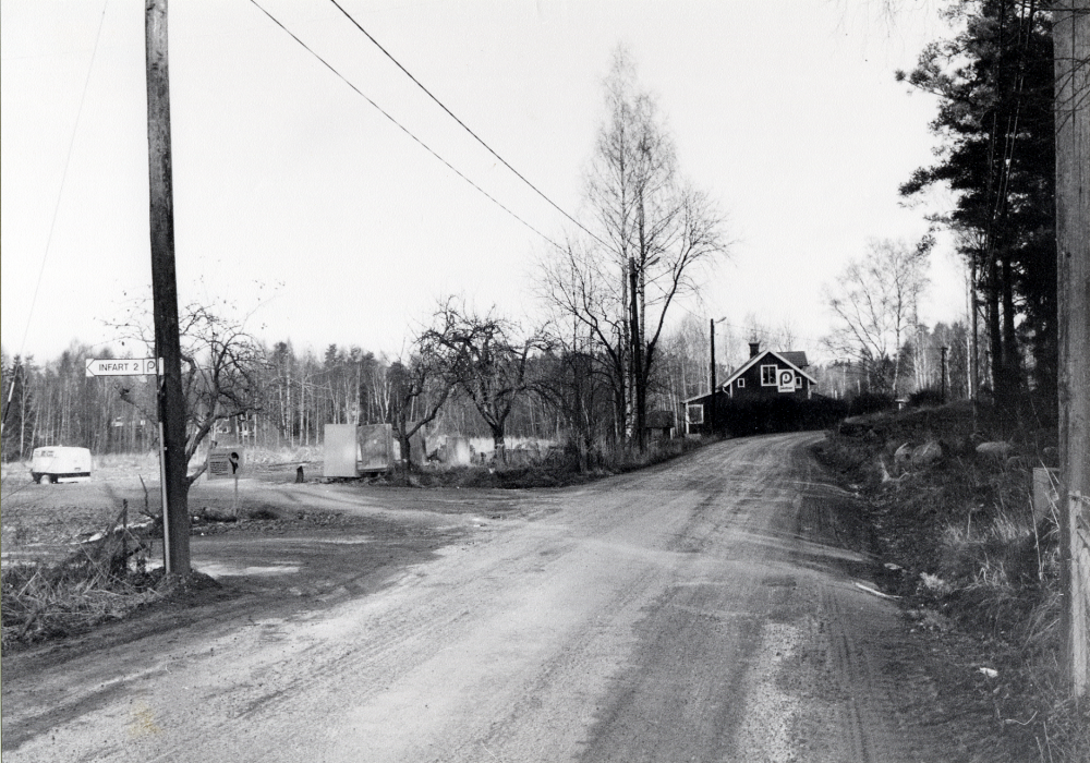 Bostadsområdet Haga byggs i Vallentuna i hörnet av Lindholmsvägen och Lingsbergsvägen. Här syns Lingsbergsvägen t h och det röjda markområde där husen skall byggas. Gamla fastigheter kan användas som byggkontor under byggnadstiden. Området byggs av företaget Platzer