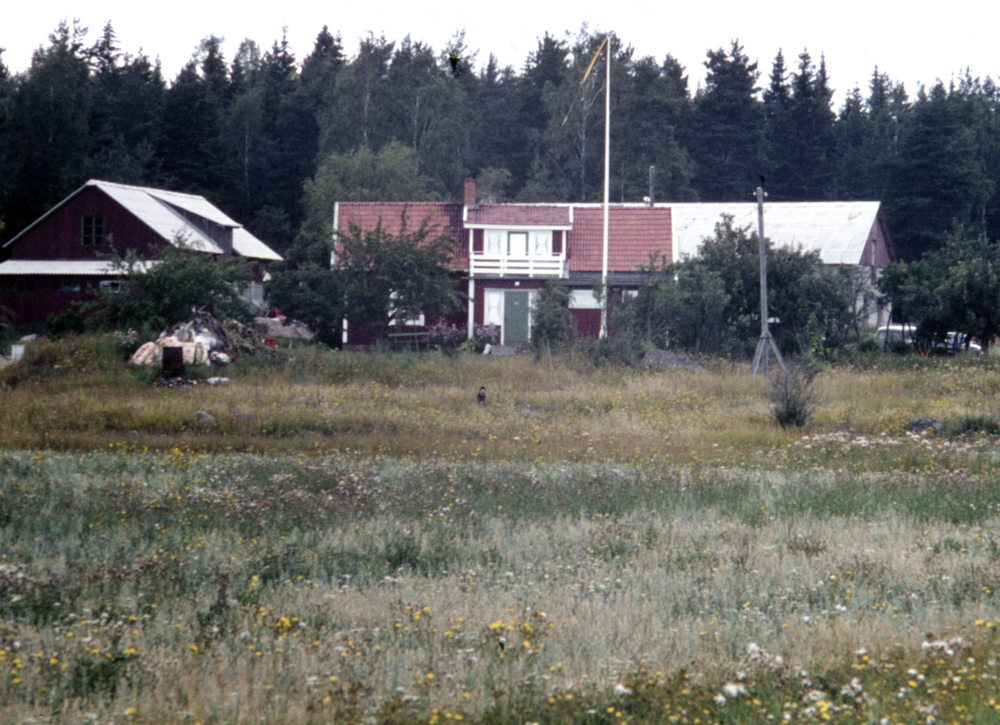 Det här är Stortorp, som på 1920-talet var bebott av en man som körde till Stockholm och sålde kött på torget. Torpet omfattade 18 hektar och är ombyggt på 1950-talet. Fotografiet ingår i bildserien Några torp i Vallentuna 1970 som köptes av Vallentuna kommun. Dokumentationen gjordes mot bakgrund av den snabba förvandling av kulturlandskapet som skett och ännu sker. Många torp anlades under den svenska landsbygdens folkökning under slutet av 1700-talet och decennierna framöver. Dessa torp och små gårdar försvinner alltmer då de inte längre är lönsamma. Kulturmiljö.
