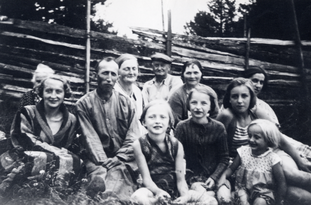 Kafferast  i gröngräset under  höskörden  vid  Oppgården  Fr v  Tekla Johansson  skymd,  Elsa Högberg  moster från Skåne, gårdens ägare  Carl Johansson  hans hustru  Lisa Johansson   Gustav Lindström  som hjälpte till på gården ibland,  Jenny Karlsson  från Grävelsta, och  Märta Johansson  Flickorna fr v  Anna-Lisa Johansson  gift Berglund   Ingrid Johansson  gift Näsholm  Gunvor Hellgren  gift Brend och  Siv Johansson  gift Jonsson. Flickorna Johansson  flickorna på Oppgården  är döttrar till Lisa och Carl Johansson