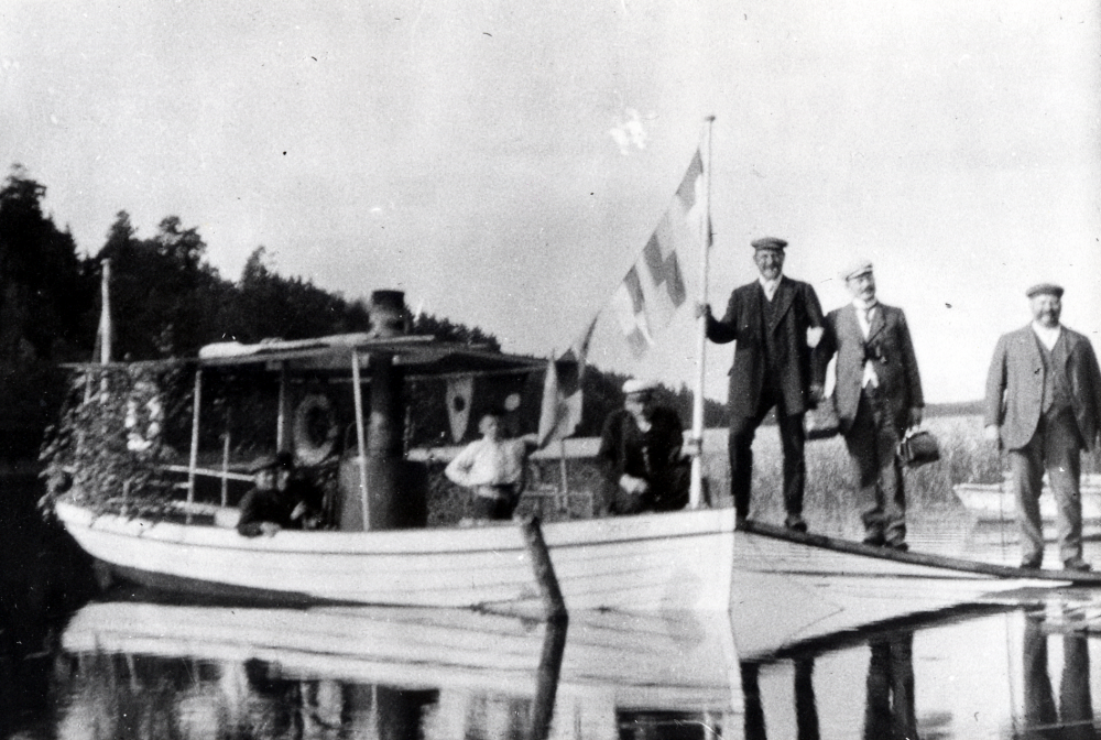 S/S Sparren, ångbåt ägd av Sven Lindgren på Backa gård, gick i trafik på sjön Sparren åren 1910-1915.
(Gösta Almgren (son till båtens delägare Robert Almgren) har angivit båtens namn till "S/S Erik". Ångbåten skall, enligt samma källa, använts av familjerna från 1899-1911. Därefter kan ångmaskinen använts som drivkälla till ett tröskverk i Brottby, (uppgifter enligt hörsägen). Båten lär ha huggits upp 1915. Enligt artikel "Den gamla bilden" i Södra Roslagen 5 februari 1986, signerad Stefan Brandt)