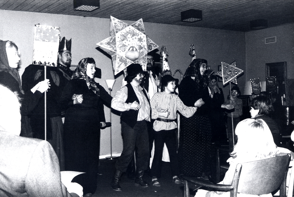 Vallentuna staffanssångare  sjunger  staffanssånger  och  stjärngossesånger  från olika tidsåldrar och landsändar. Här sjunger man i  Rosengårdens samlingssal  och dansar färödans till en gammal staffansvisa från Färöarna. Fr v  Susanna Rahmqvist   Ingrid Rost  skymd,  Gunnar Hillbo   Gudrun Backlund   Gun Hillbo   Åke Spets   Magnus Hillbo   Evert Lillefors  skymd,  Eva Rahmqvist  som också står för idé och utformning,  Hedvig Rahmqvist  och  Mikael Hillbo