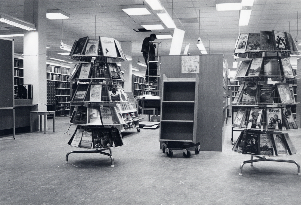 Vallentuna bibliotek har fått nya lokaler i Tärningen. Dagen före invigningen är böckerna på plats men elektrikern har fortfarande arbete kvar