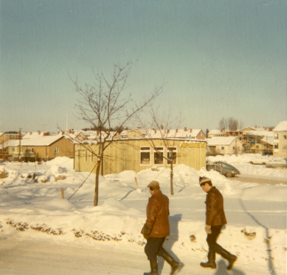 Apoteket Runan  var inrymt i en träbarack på  Vårvägen  fram till Tunahusets invigning 1 oktober 1973 då apoteket fick lokaler i Tunahuset. Tidigare fick valletunaborna hämta medicin på  Vallentuna järnvägsstation  och i  Vallentuna färghandel.  Hösten 1973 flyttade  Leksakhuset  in i baracken.  Baracken blev till slut en del av  Fokets hus  i hörnet Banvägen–Hövdingavägen.