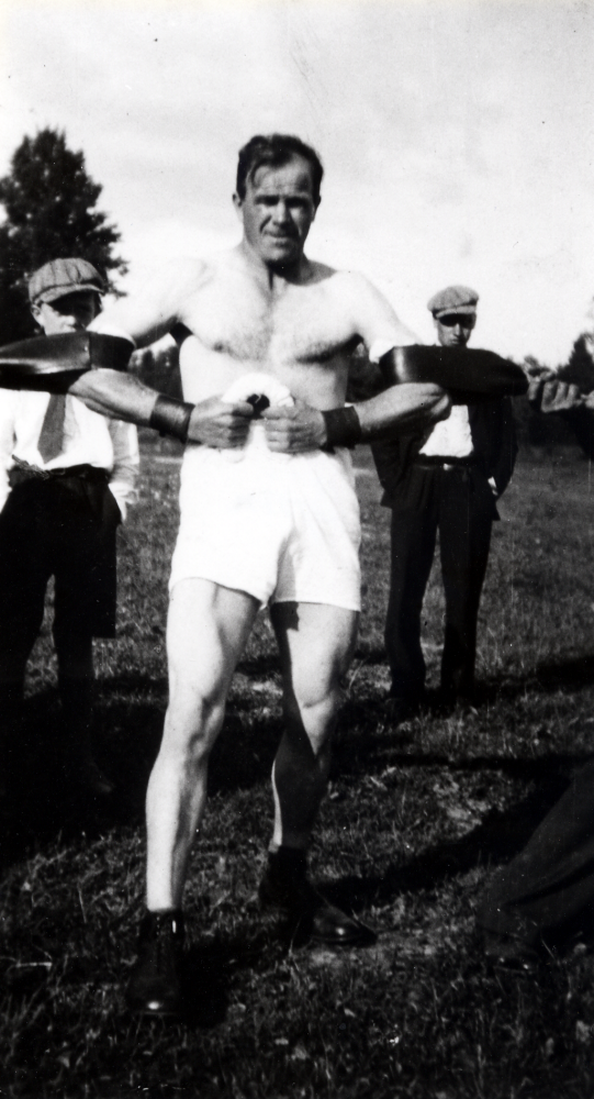 Gunnar Andersson var Kårstas egen "starke Adolf".  Han kallades för "Kårsta-Björn" och var son till August "Bonn-Anders" Andersson i Kårsta by.  Egentligen hette han Nils Gunnar, kallades Nisse i familjen och Gunnar av alla övriga. Han  uppträdde som kraftatlet på marknader och tivolin runt om i Sverige, bl a på Liseberg, Gröna Lund, Nöjesfältet och Haga Nöjesfält.  Hans specialitet var att räta ut hästskor, riva sönder telefonkataloger och driva in en spik i en planka med handloven.  Tre stycken åttatums ekspikar bröt han av med tänderna.  Han kunde också, men ryggen under en brygga, lyfta tolv man som stod ovanpå eller slita av en tross med tre tons hållfasthet.  På en enda söndag kunde han ha sex uppträdanden.