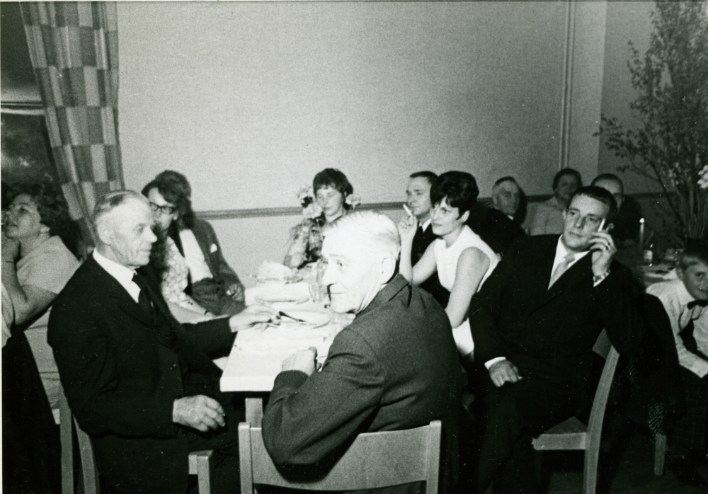 I Markims församlingshus firar Gerhard Holm sin femtionde födelsedag. Mannen till vänster är Helge Andersson, under många år ordförande i kommunalnämnd och fattigvårdsstyrelsen i Markim. På 1920-talet drev han även ett åkeri med både bussar och lastbilar.